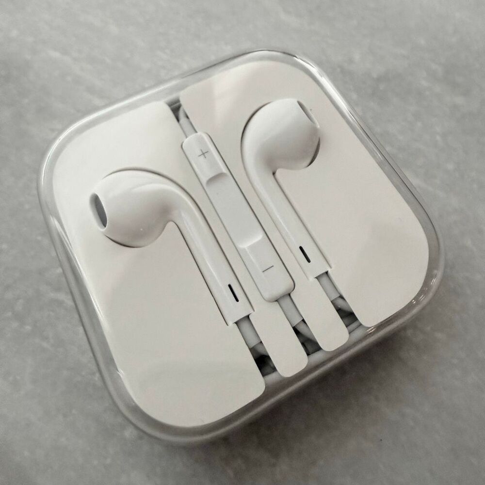 NWT Apple EarPods Earbuds Earphone White Headphone Wired 3.5 mm for iPhone iPad